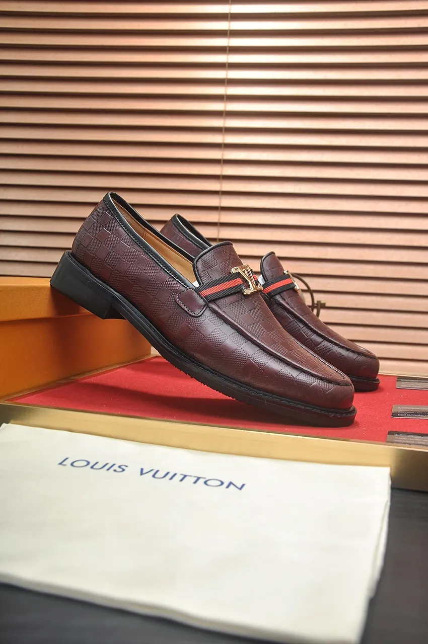 Men's men's shoes 💰460💶 [LV] (original single cowhide lining) 🍀LV's latest genuine leather business suit shoes are launched simultaneously on the official website. The first-layer cowhide imported from Italy is made of heavy gold, 💥1:1 rubber outsole from the official website. Versatile to wear, high-end without losing class, and the color combination is extraordinary. This four-season style is alluring when worn on your feet, showing off your big-name flair. Standard code 38-45 (45 customized)
